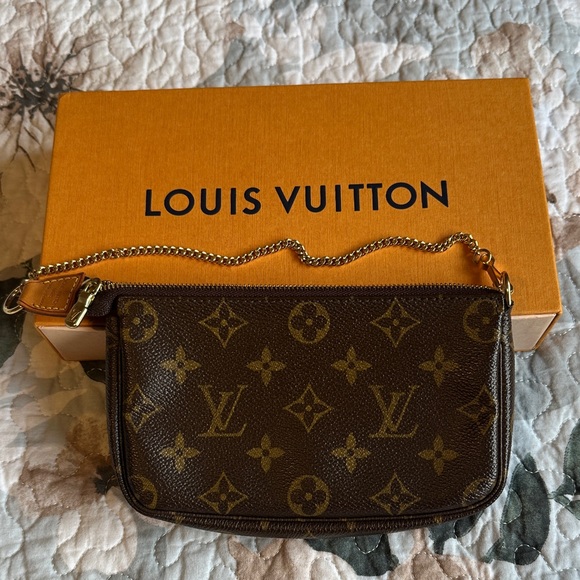 Louis Vuitton Handbags - Louis Vuitton Pochette